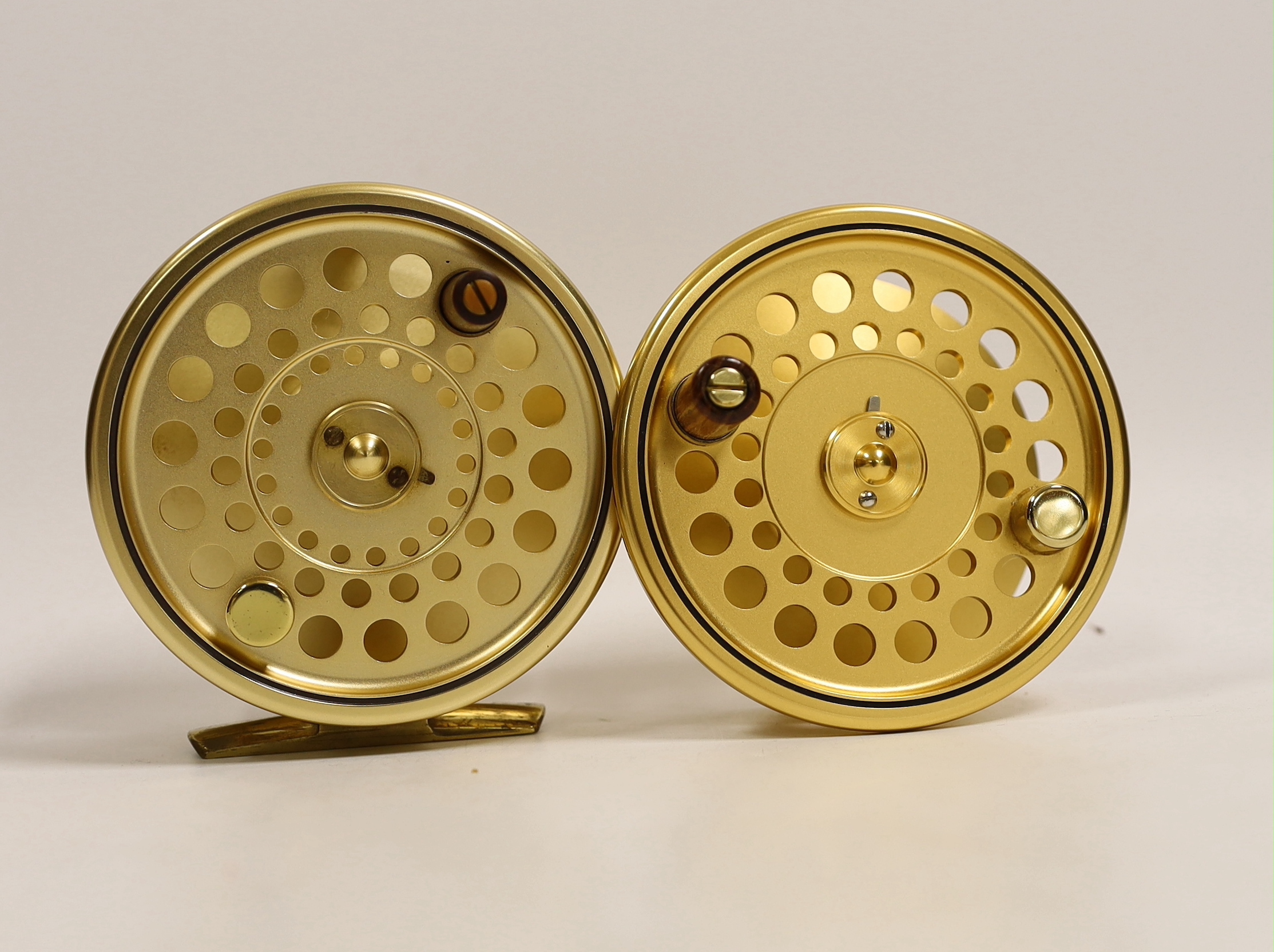 A House of Hardy Sovereign 8/9 centre pin fly reel Serial Number 084 with spare spool. Reel in sheepskin lined soft case (2)